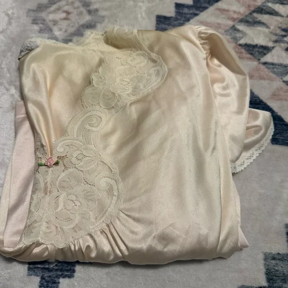 Vanity Fair Elegant Vintage Cream Nightgown with Lace Detail sz XXXL - Picture 9 of 9